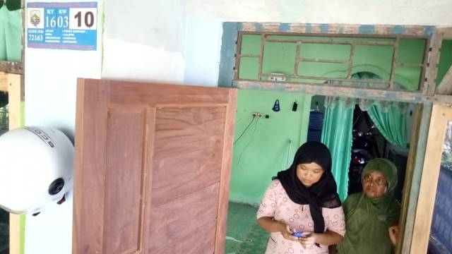 ERA DIGITAL: Warga Desa Lalapin, Kecamatan Hampang Kotabaru ingin lancar bersosial media.