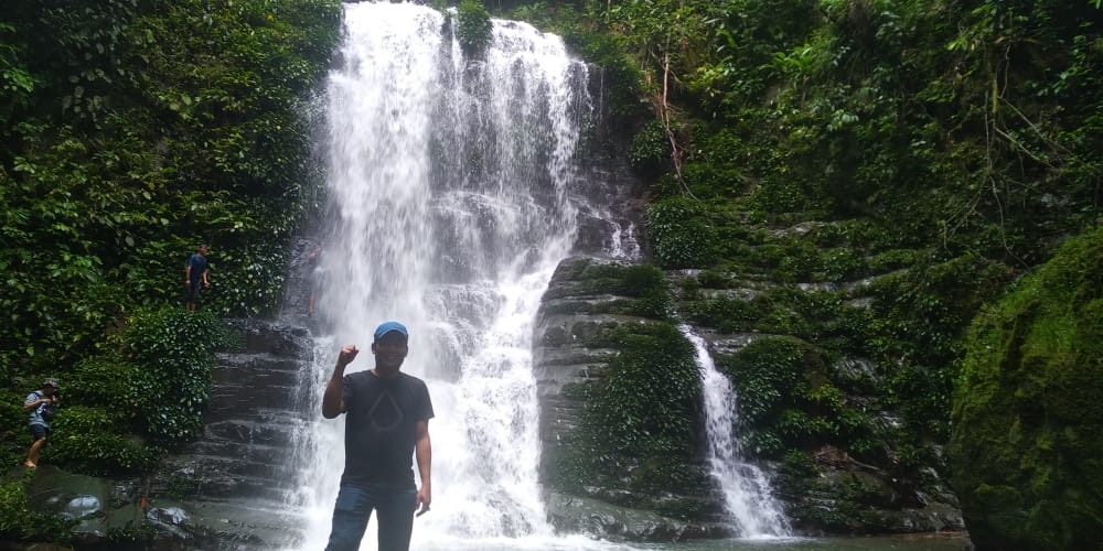EKSPLORASI: Bupati Balangan, Abdul Hadi, saat tiba di air terjun Batarius. | FOTO: HUMAS FOR RADAR BANJARMASIN.
