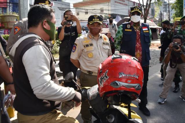 PANTAU: Pj Gubernur Kalsel Safrizal ZA dan Wali Kota Banjarmasin Ibnu Sina saat melakukan kunjungan ke sejumlah Pos PPKM di Banjarmasin, Rabu (28/7). | FOTO: BIRO ADPIM SETDAPROV KALSEL FOR RADAR BANJARMASIN