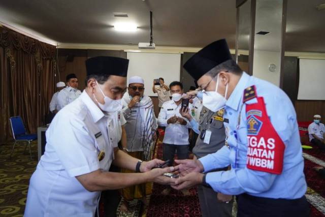 FASILITAS: Bupati Tanbu HM Zairullah Azhar menyerahkan secara simbolis kendaraan dinas kepada Kepala OPD, Rabu (28/7) tadi