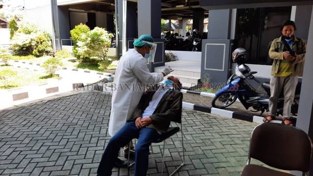 DICOLOK: Tes antigen yang digelar Sekretariat DPRD Kalsel untuk semua anggota dewan, staf fraksi dan pegawai sekretariat. | FOTO: ENDANG SYARIFUDDIN/RADAR BANJARMASIN