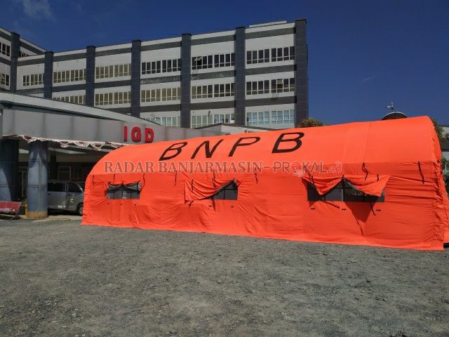 Tenda darurat yang didirakan manajemen RSHB sarang halang | Foto: Norsalim Yahya/Radar Banjarmasin