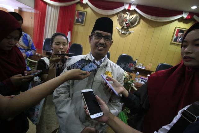 RAMAH: Mantan Sekda Kota Banjarbaru, Syahriani Syahran ketika diwawancarai awak media beberapa tahun lalu. Mantan Sekdako ini meninggal dunia kemarin, tepatnya Minggu (1/8) dini hari. | Foto: Muhammad Rifani/Radar Banjarmasin