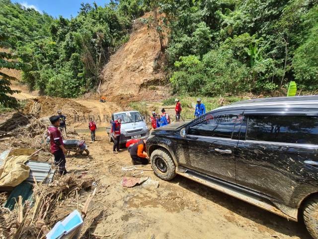 LEWATI MEDAN BERAT: Tim Dispersip Kalsel saat melewati medan menuju daerah terpencil untuk memasyarakatkan minat baca. | FOTO: DOK/RADAR BANJARMASIN