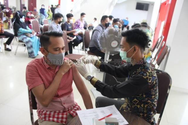 TAHAP PERTAMA: Vaksinasi di Hulu Sungai Tengah beberapa waktu lalu. Daerah kesulitan melakukan vaksinasi lagi karena stok vaksin terbatas. | FOTO: JAMALUDDIN/RADAR BANJARMASIN