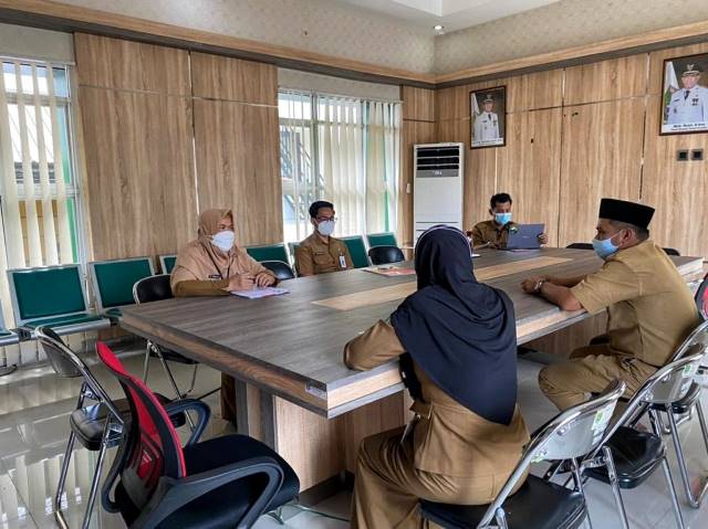 DOKUMEN: Dipersip Tanah Bumbu memberikan penjelasan kepada pegawai di Disdukcapil terkait rencana pemusnahan berkas instansi ini yang sudah tidak aktif lagi.