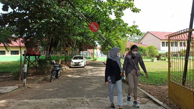 SEDIH: Para siswi SMAN 2 Banjarbaru saat menyambangi sekolahnya beberapa hari lalu. Pemberlakuan Pembatasan Kegiatan Masyarakat (PPKM) membuat rencana pembelajaran tatap muka (PTM) di Banua semakin tertunda.