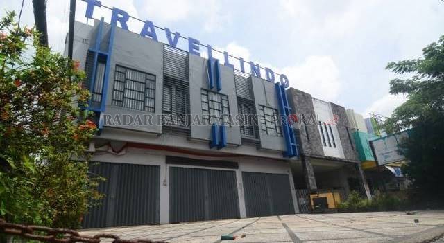 DITINGGAL PENGHUNI: Markas Travellindo di kawasan Jalan Pangeran Hidayatullah Banjarmasin Timur tampak sunyi. Sang owner Supriadi ditangkap atas tuduhan penipuan 16 Januari 2021. | FOTO: WAHYU RAMADHAN/RADAR BANJARMASIN