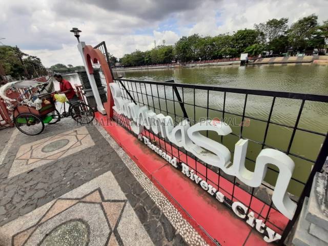 BAKAL DICEK DLH: Pemandangan Sungai Martapura dipotret dari Siring Sudirman, kemarin (3/8). Ini bukan fenomena pertama. | FOTO: WAHYU RAMADHAN/RADAR BANJARMASIN