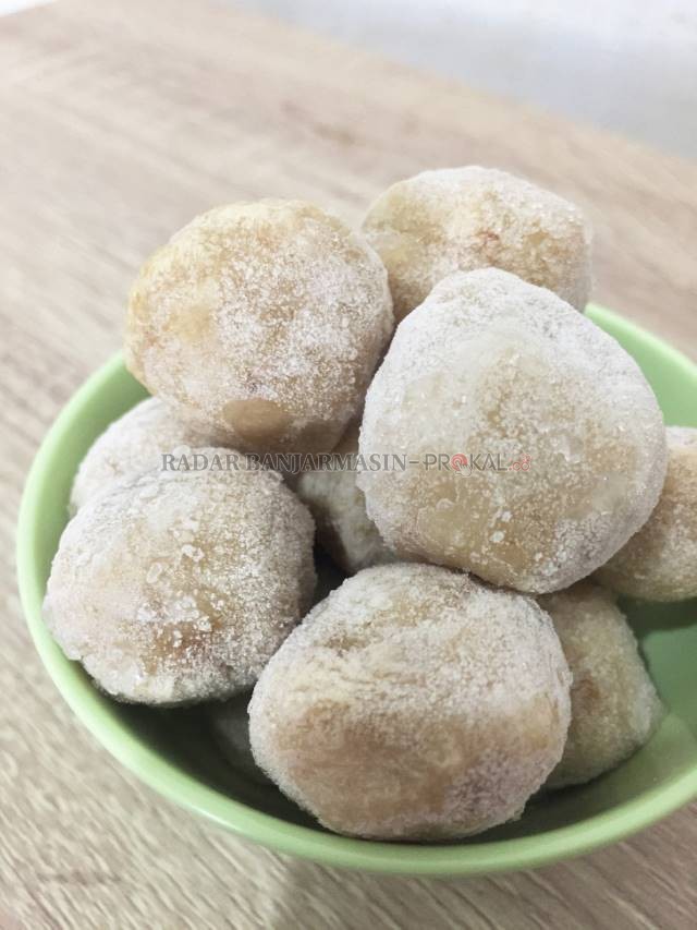 PRAKTIS: Pentol ayam frozen bisa jadi opsi camilan praktis. Tinggal goreng atau kukus, makanan ini siap dinikmati. | Foto: TIA LALITA NOVITRI/RADAR BANJARMASIN