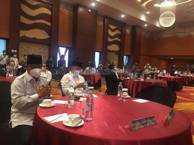 PENETAPAN: Sahbirin-Muhidin, pasangan calon Gubernur dan Wakil Gubernur Kalsel terpilih mengikuti rapat pleno penetapan Pilgub Kalsel. | Foto: Muhammad Oscar Fraby|Radar Banjarmasin