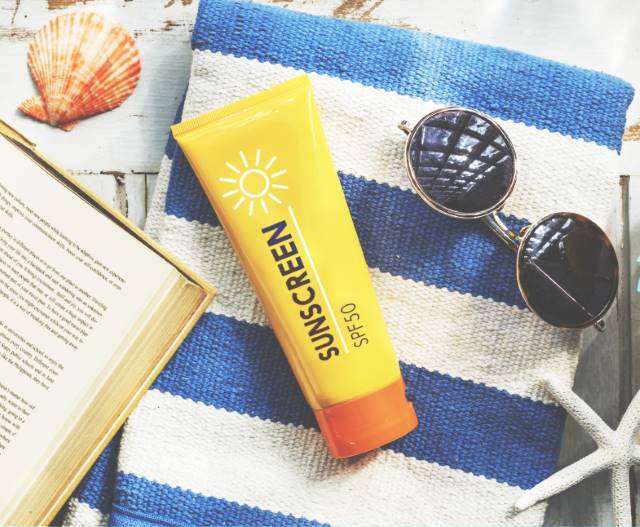 MELINDUNGI KULIT: Sunblock menjadi salah satu produk bertabir surya yang banyak diminati.