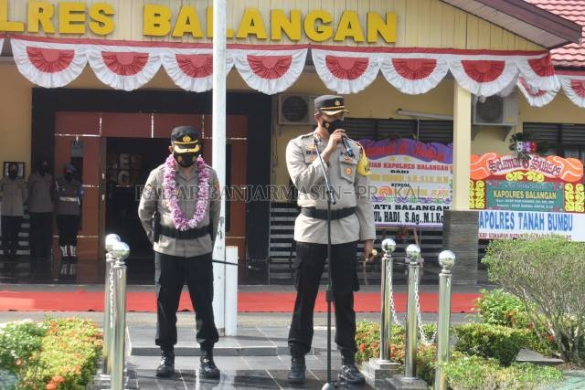 PERPISAHAN : AKBP Nur Khamid (kanan) saat menyampaikan sambutan terakhirnya di hadapan para anggota Polres Balangan beserta Polsek jajaran. | FOTO: WAHYUDI/RADAR BANJARMASIN.