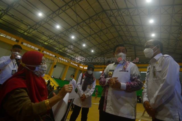 DICECAR: Wali Kota Banjarmasin, Ibnu Sina dan Kadinkes, Machli Riyadi menyimak protes yang disampaikan warga. | FOTO: WAHYU RAMADHAN/RADAR BANJARMASIN