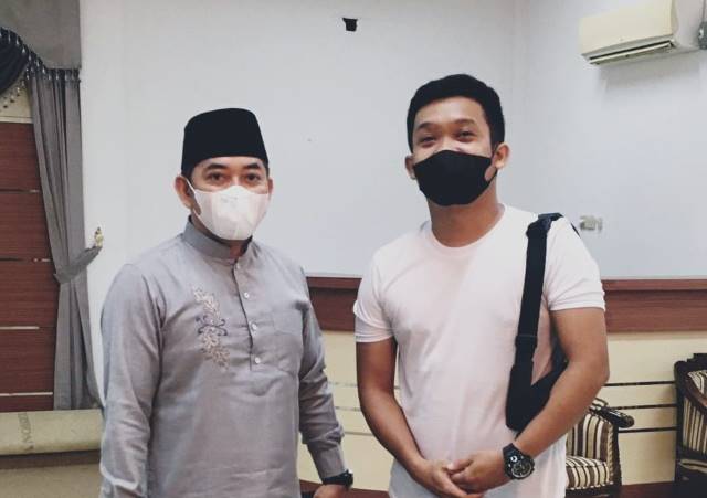 EMOSIONAL: Peraih medali emas Kejurprov esports 2021 di nomor pertandingan game konsol FIFA21 Ade Rienanda bersama Wakil Bupati HSS Syamsuri Ahmad