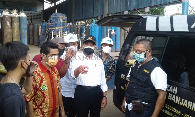PANTAU: Menteri Koordinator (Menko) Bidang Pembangunan Manusia dan Kebudayaan (PMK), Muhadjir Effendy saat mengunjungi produsen oksigen PT Samator di Jalan A Yani Kilometer 23, Kelurahan Landasan Ulin Utara, Kota Banjarbaru, kemarin. | FOTO: SUTRISNO/RADA