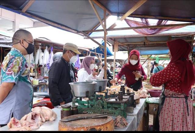 NAIK TURUN: Harga ayam potong di pasaran masih dinilai mahal oleh konsumen.