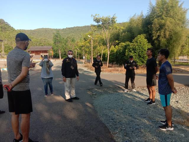 PANTAU ATLET: Kadispora Kalsel Hermansyah melakukan monitoring latihan atlet karate Kalsel di Kiram Park. Dengan suasana dan fasilitas yang mendukung, Kadispora Kalsel menyarankan agar atlet cabor bela diri Kalsel berlatih di Kiram Park.