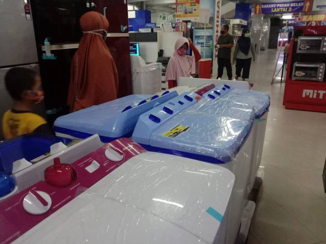 TIPE LAMA: Mesin cuci dua tabung masih diminati konsumen.