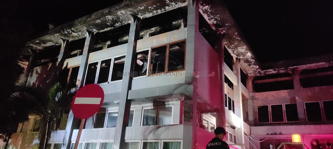 TERBAKAR: Lantai dua kantor Bappelitbangda Kabupaten HSS terbakar. | Foto: Salahudin/Radar Banjarmasin