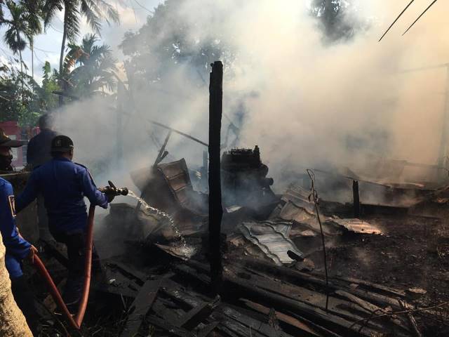 MENYALA: Proses pemadaman oleh petugas Damkar Tala di pabrik kayu yang terbakar, Minggu (8/8).