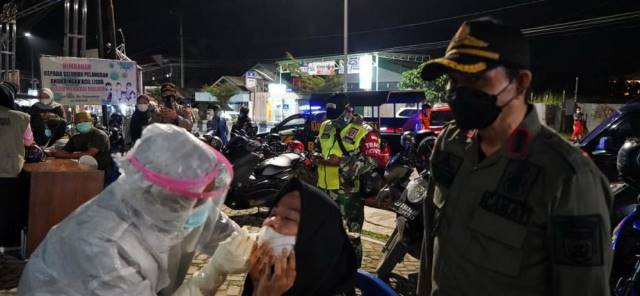 JALANI TES: Ada 24 tenaga kesehatan terpapar Covid-19. Empat puskesmas di Tanah Bumbu ditutup dulu untuk disterilkan.