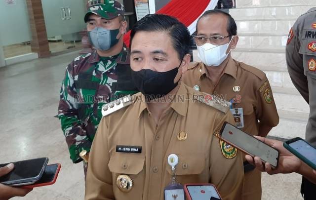 SAMPAIKAN HASIL EVALUASI: Wali Kota Banjarmasin, Ibnu Sina, memberikan keterangan pers di Balai Kota. | Foto: Wahyu Ramadhan/Radar Banjarmasin