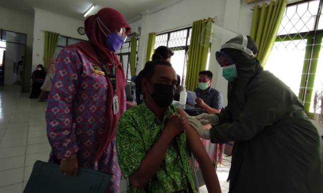 PRIORITAS: Vaksinasi di Puskesmas Cempaka, Banjarmasin Tengah. Stok vaksin yang ada diprioritaskan untuk warga yang sedang menunggu dosis kedua.