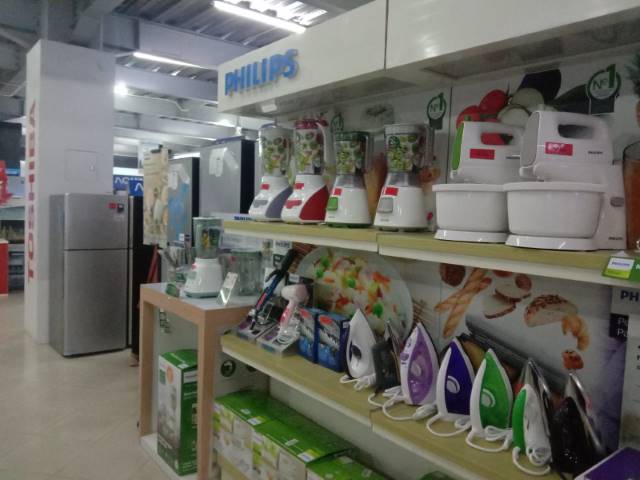 BUAT KADO: Alat elektronik rumah tangga banyak dibeli untuk dijadikan hadiah.