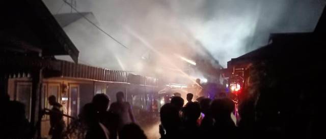 HANGUS : Relawan pemadam kebakaran saat memadamkan api yang terjadi di Jalan Brigjen H Hassan Basry, Gang Pelantingan, Kandangan, Senin (9/8). | FOTO SATPOL PP DAN DAMKAR KABUPATEN HSS FOR RADAR BANJARMASIN