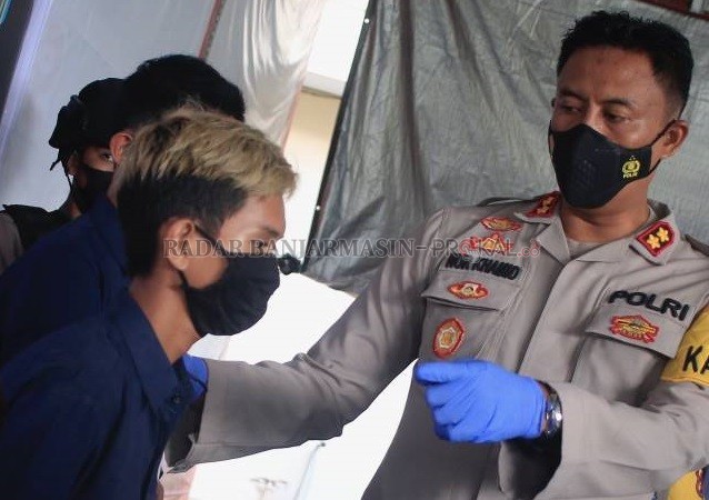 DITANYAI: Kapolres Banjarbaru, AKBP Nur Khamid menanyai Roni, pelaku utama dalam kasus ini. | Foto: Muhammad Rifani/Radar Banjarmasin