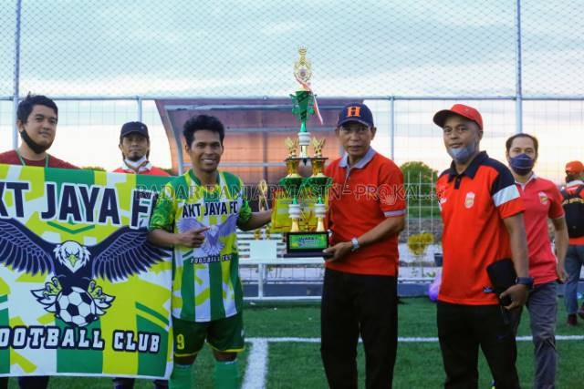 PENYERAHAN TROFI: Ketua Peseban Banjarmasin Hermansyah memberikan trofi kepada juara Liga Internal Peseban, AKT Jaya.
