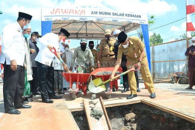 TANDAI PENGERJAAN: Pengurus Yayasan Ponpes Al Falah beserta pihak Pemko Banjarbaru dan Kanwil Kemenag Kalsel menggelar peletakan batu pertama untuk pembangunan ulang gedung kelas dan asrama yang sebelumnya sempat dilanda kebakaran. | FOTO: HUMAS PEMKO BAN