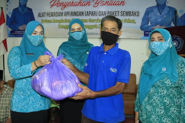 BANTUAN: Ketua TP PKK Kota Banjarbaru Vivi Mar