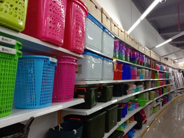 BERANEKA RAGAM: Produk wadah plastik diminati konsumen, terutama para ibu rumah tangga.