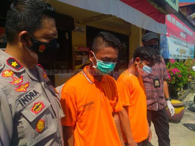 DUA SEKAWAN: Pencuri sepeda motor dan penadah dihadirkan di Mapolsek Banjarmasin Utara, kemarin (10/8). | FOTO: MAULANA/RADAR BANJARMASIN