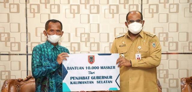 PEDULI: Penyerahan 10 ribu masker oleh Pj Gubernur Kalsel Safrizal ZA kepada Bupati Tala H M Sukamta.