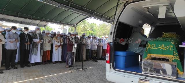 SALAT JENAZAH : Ribuan jemaah menyalatkan jasad almarhum KH Muhamamd Riduan Baseri di halaman ruang isolasi RSUD Brigjen H Hassan Basry Kandangan. | FOTO: SALAHUDIN/RADAR BANJARMASIN