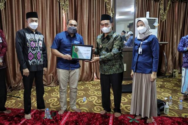 APRESIASI: Bupati Tanbu HM Zairullah Azhar menerima penghargaan JKN KIS dari BPJS.