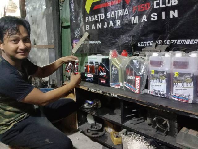 BIAR NGACIR: Aneka produk oli samping (olsam) untuk motor dua tak yang dijual oleh Ichsan, pemilik bengkel Zulak Motor Alalak.