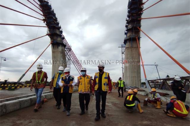MEGA PROYEK: Wali Kota Banjarmasin, Ibnu Sina memantau lokasi proyek Jembatan Alalak di perbatasan Banjarmasin dan Barito Kuala, kemarin (13/8). | FOTO: WAHYU RAMADHAN/RADAR BANJARMASIN