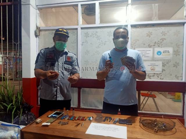 HASIL TEMUAN: Kepala Rutan Kelas IIB Rantau, Andi Hasyim bersama petugas memperlihatkan barang temuan pada razia insidental di kamar-kamar narapidana. | Foto: Rasidi Fadli/Radar Banjarmasin