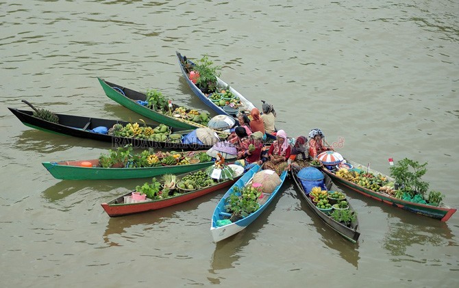 TAK ADA PERAYAAN: Jukung-jukung yang diisi oleh pedagang Pasar Terapung membentuk formasi yang mengagumkan di aliran Sungai Martapura. Atraksi ini dalam rangka memeriahkan hari jadi Kalsel ke-67 beberapa tahun yang lalu. Di tahun ini, tak ada perayaan kar