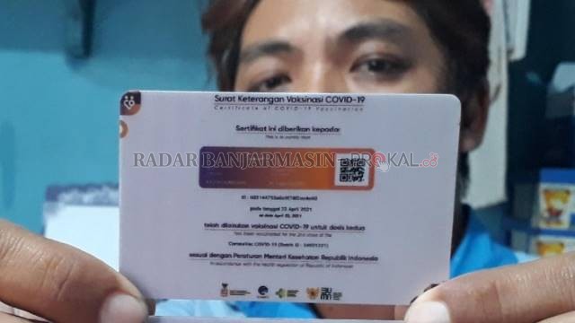 LAGI TREN: Sertifi kat vaksin yang dicetak menjadi kartu seukuran KTP. Jasa cetak seperti ini bisa ditemui di Gang Penatu, Banjarmasin Tengah. | FOTO: ENDANG SYARIFUDDIN/RADAR BANJARMASIN