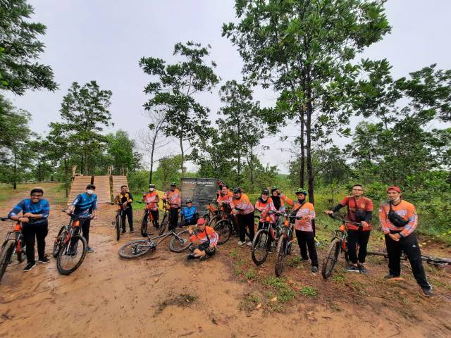 CARI KERINGAT: Para goweser Dispora Kalsel dan perwakilan komunitas gowes Banjarbaru dan Banjarmasin menjajal Petrux Bike Park, Sungai Ulin, Banjarbaru.