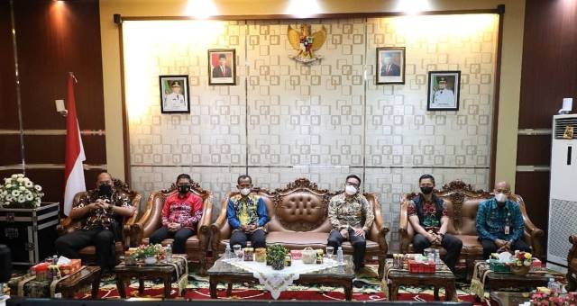 BANUA HARAT: Bupati Tala HM Sukamta bersama Forkopimda mengikuti puncak Hari Jadi kalsel ke-71 secara virtual.