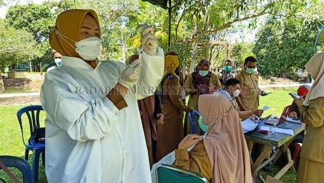 BOOSTER: Tenaga kesehatan di Kabupaten Batola ikuti vaksinasi ketiga menggunakan vaksin Moderna. | Foto: Ahmad Mubarak/Radar Banjarmasin.