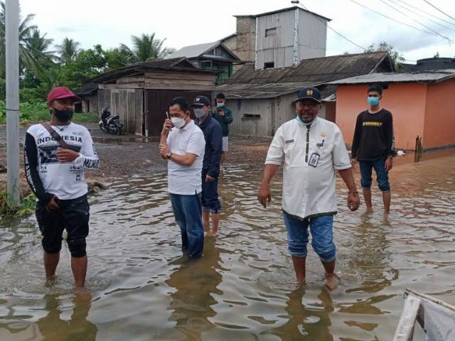 NORMALISASI: Plt Kepala Dinas PUPR Tanbu Subhansyah meninjau langsung kondisi banjir di Batulicin.
