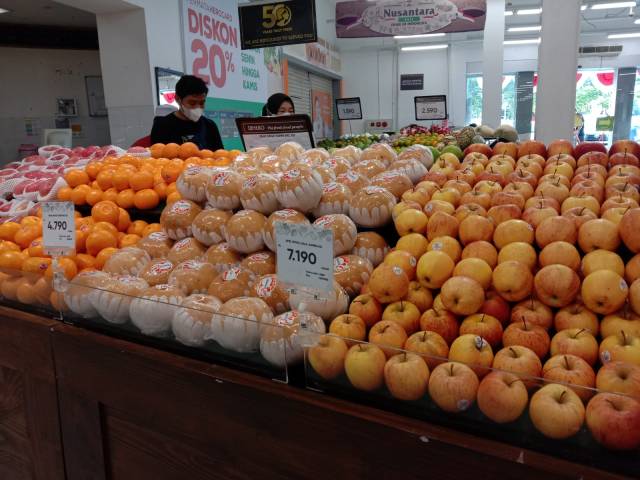 SEGAR: Etalase aneka buah impor di sebuah ritel modern di Banjarmasin.