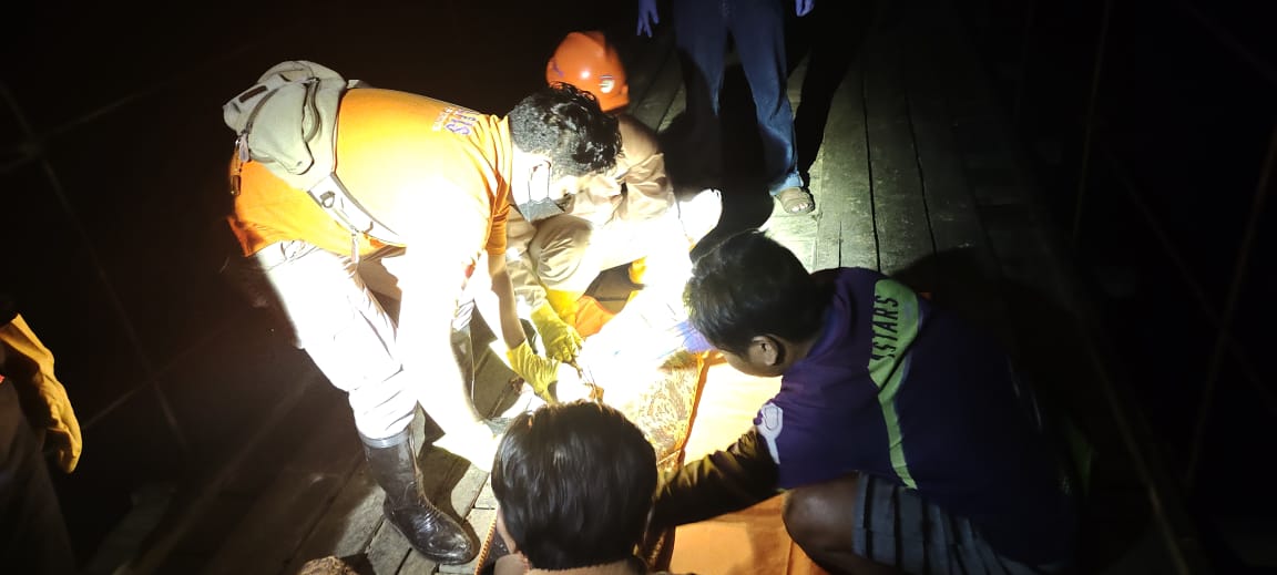 EVAKUASI: Petugas dan warga ketika melakukan evakuasi petani yang gantung diri di Desa Mangkupum, Tabalong.